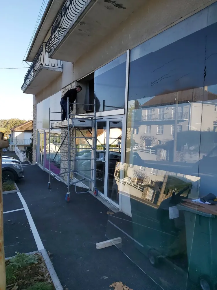 Installation et réparation de vitre cassée près de Champcevinel